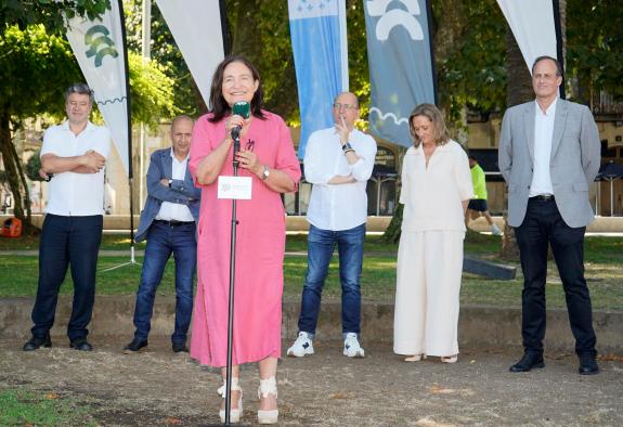 Imaxe da nova:Ana Ortiz e Anxo M. Lorenzo destacan a figura de Carlos Oroza na presentación da escultura que se instalará nos xardíns de Montero ...