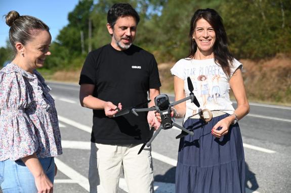 Imaxe da nova:Allegue supervisa en Cerdedo Cotobade unha demostración de voos con drons para vixiar o estado das estradas