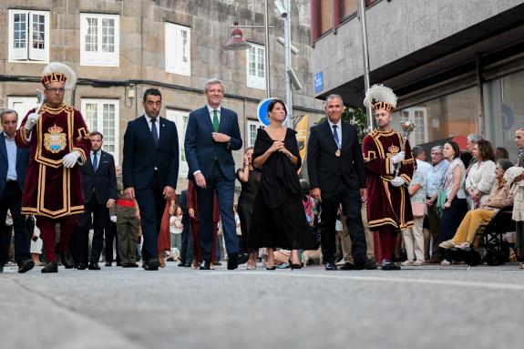 Imagen de la noticia:El presidente de la Xunta participa en la procesión de la Virgen de la Peregrina