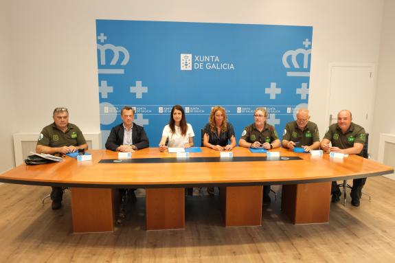 Imagen de la noticia:Medio Rural acuerda con los sindicatos mejoras laborales de agentes y bomberos del Servicio de Prevención de Incendios Fores...