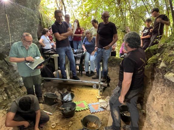 Imaxe da nova:A Xunta financia a nova campaña de escavacións que se desenvolve ata o 18 de agosto na cova Eirós, en  Triacastela