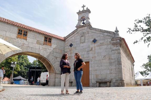 Imaxe da nova:Ana Ortiz visita o recinto das festas de San Roque, en Vigo, e felicita á irmandade cultural e social polo esforzo organizativo