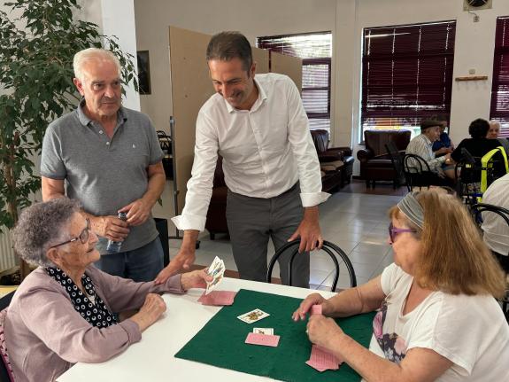 Imaxe da nova:Villares comproba o resultado das melloras realizadas no local social de Quiroga no marco do programa Leader