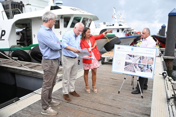 Imagen de la noticia:La Xunta invierte 100.000 € en la renovación del pavimento de los pantalanes pesqueros y lo mejillonero en el muelle de O Gr...