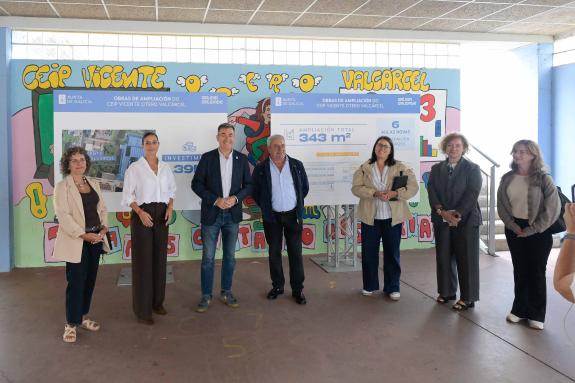 Imagen de la noticia:Román Rodríguez anuncia una inversión de 1,4 M€ para ampliar el Colegio Vicente Otero Valcárcel de Carral