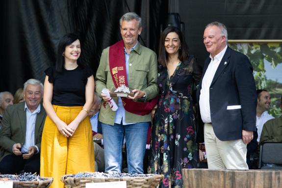 Imagen de la noticia:Rueda asiste a la Fiesta de la Vendimia de A Ribeira Sacra, donde fue nombrado caballero de la Orden de Mencía