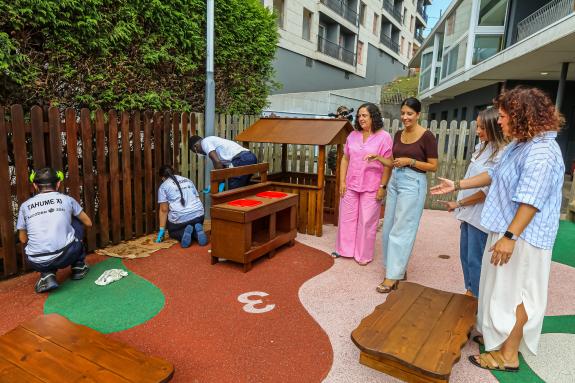 Imaxe da nova:Belén do Campo e a alcaldesa de Ribeira supervisan os traballos do obradoiro de emprego de carpintaría na escola infantil municipal...