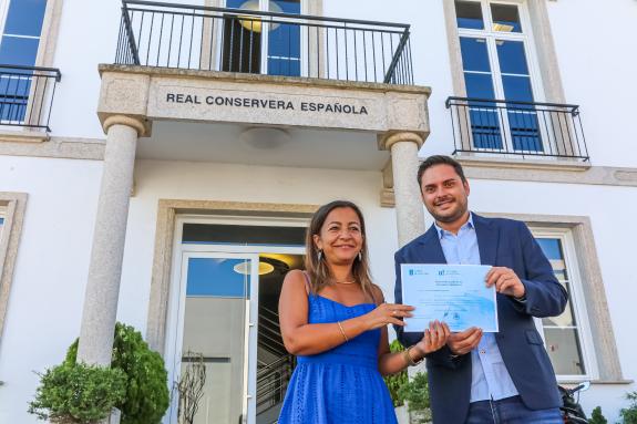 Imagen de la noticia:Villaverde entrega a Real Conservera el distintivo ‘Artesanía Alimentaria’ para sus conservas del mar