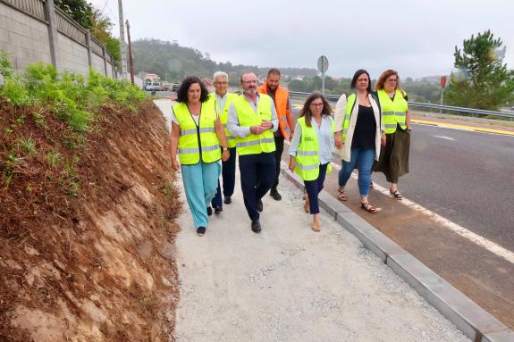 Imagen de la noticia: Belén do Campo supervisa el avance de las obras de una senda para la mejora de la movilidad  y la seguridad vial en la AC-4...