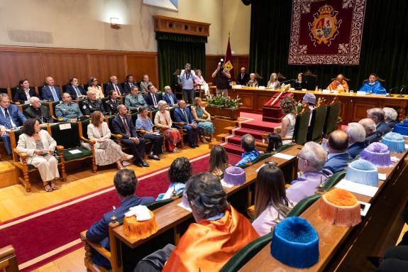 Imagen de la noticia:Belén do Campo asiste al acto de inicio de curso académico 2026-2027 de la Universidade de Santiago de Compostela