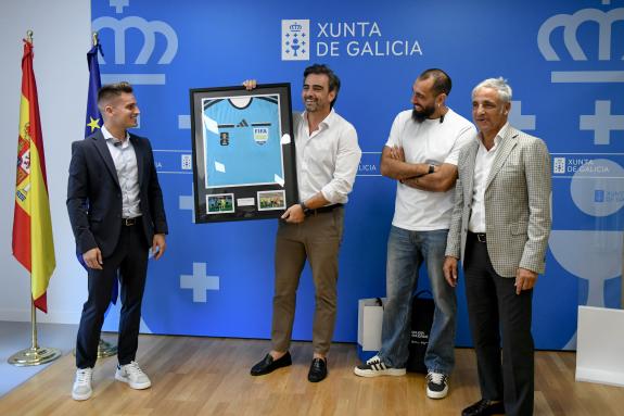 Imagen de la noticia:Diego Calvo felicita al futbolista Borja Iglesias y al árbitro Diego Sánchez Rojo por su participación en el Mundial 2026