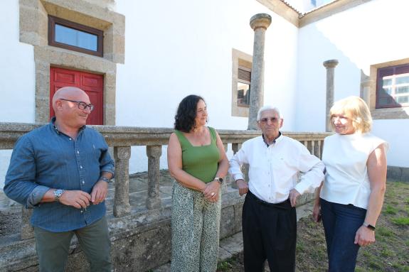Imaxe da nova:Belén do Campo supervisa o resultado das obras do pintado exterior da igrexa de Santa Eufemia de Vilouchada en Trazo que contaron c...