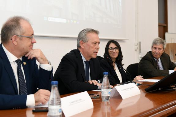Imagen de la noticia:Gómez Caamaño llama a estrechar los vínculos entre la sanidad pública y la universidad para que los médicos del futuro encue...