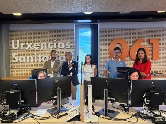Imagen de la noticia:El gerente del Servizo Galego de Saúde visita la Central de Coordinación del 061 en A Estrada, que en 2025 recibió más de 1,...