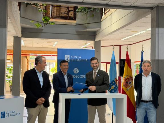 Imagen de la noticia:Pablo Fernández y el presidente de la Federación Española de Triatlón firman el protocolo de colaboración para la financiaci...