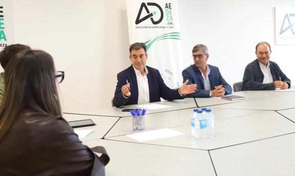 Imaxe da nova:Román Rodríguez analiza coa asociación de empresarios de Deza novas opcións de FP que promovan a inserción laboral na comarca