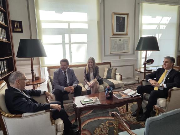 Imaxe da nova:A Xunta aposta pola colaboración coa Embaixada de España no Uruguai para avanzar na resposta ás necesidades da colectividade galega...