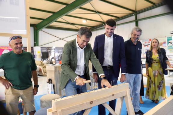 Imaxe da nova:Román Rodríguez destaca a conexión da FP coa realidade laboral e co tecido produtivo na XXXVIII Feira do Moble de Galicia