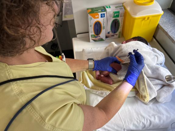 Imagen de la noticia:La Xunta inicia este lunes la campaña de inmunización frente al virus respiratorio sincitial, que reduce las hospitalizacion...