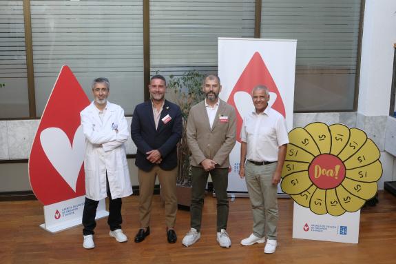 Imagen de la noticia:El gerente del Servizo Galego de Saúde destaca la solidaridad de la ciudadanía, que situó Galicia como la tercera comunidad ...