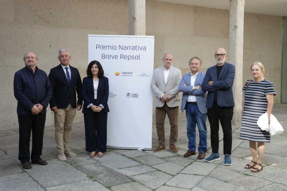 Imaxe da nova:Valentín García felicita a Xerardo Quintiá pola “súa contribución á creación literaria en galego” como gañador do XX Premio de Narr...