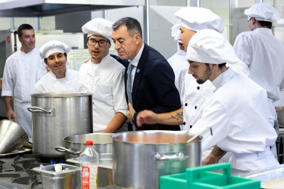 Imaxe da nova:Román Rodríguez anima ao alumnado do primeiro itinerario integrado de FP a que lle saque o máximo rendemento a esta nova formación ...
