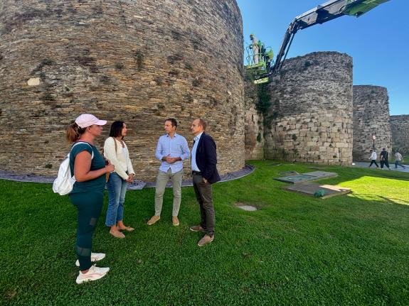 Imagen de la noticia:La Xunta amplía el ensayo de limpieza de la muralla con bioherbicidas al tramo completo entre la Porta Falsa y la de Obispo ...