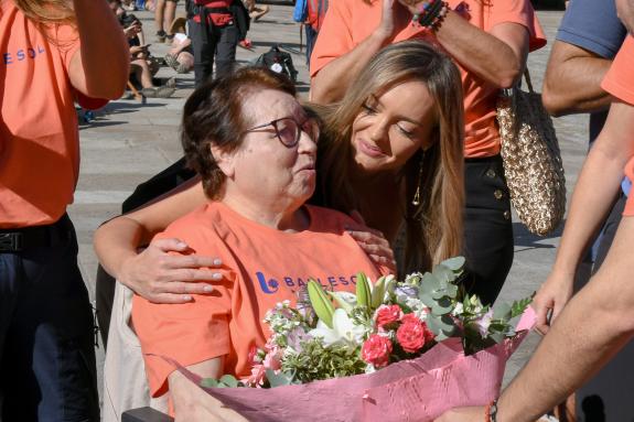 Imagen de la noticia:Fabiola García recibe a Alegría, una peregrina de Murcia que durante dos décadas ayudó a personas con discapacidad a hacer e...