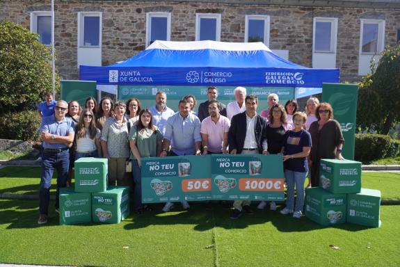 Imagen de la noticia:La Xunta de Galicia destaca en Santa Comba el valor de la campaña ‘Merca no teu comercio’ para dinamizar las ventas en los n...