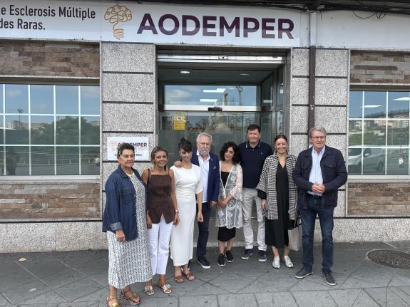 Imagen de la noticia:El delegado de la Xunta en Ourense visita el nuevo local de la ‘Asociación Ourensá de Esclerose Múltiple, Párkinson e outras...