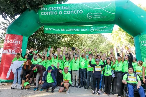 Imagen de la noticia:Gómez Caamaño participa en Santiago en la Caminata solidaria en marcha contra el cáncer y se muestra orgulloso de que Galici...