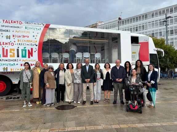 Imagen de la noticia:Belén do Campo participa en la presentación del autobús solidario de la Fundación Mapfre, única parada en Galicia, para sens...