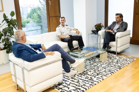 Imaxe da nova: Diego Calvo reúnese co novo inspector xefe adxunto da Unidade de Policía Nacional Adscrita de Galicia