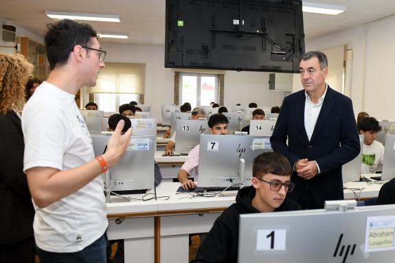 Imaxe da nova:Román Rodríguez destaca a relevancia da formación a distancia para compatibilizar os estudos coa conciliación da vida laboral e fam...
