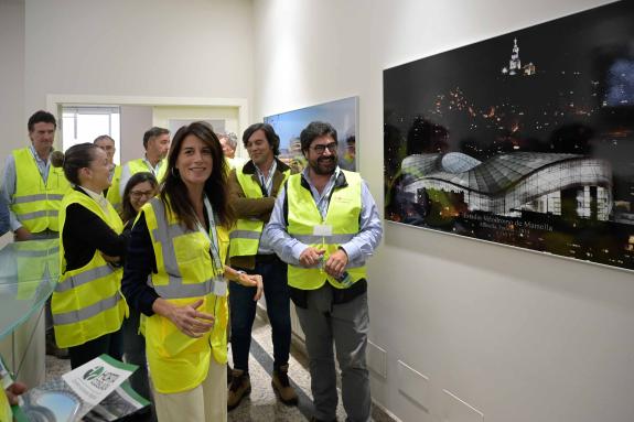 Imagen de la noticia:La conselleira M. Allegue visita la empresa Horta Coslada, en Arteixo, que fabrica la estructura metálica de los viaductos p...