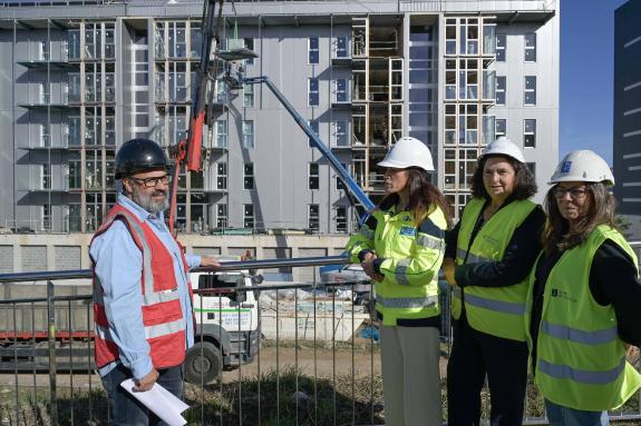 Imagen de la noticia:Allegue supervisa la instalación de los balcones con técnicas industrializadas en la promoción de 40 viviendas públicas de X...