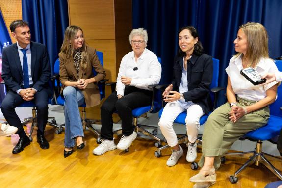 Imaxe da nova:Fabiola García define a premio Nobel Anne L’huillier como un referente que inspira as novas xeracións de científicas galegas