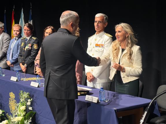 Imagen de la noticia:A delegada da Xunta en Ferrol asiste ao acto de imposición de condecoracións con motivo do Día da Policía