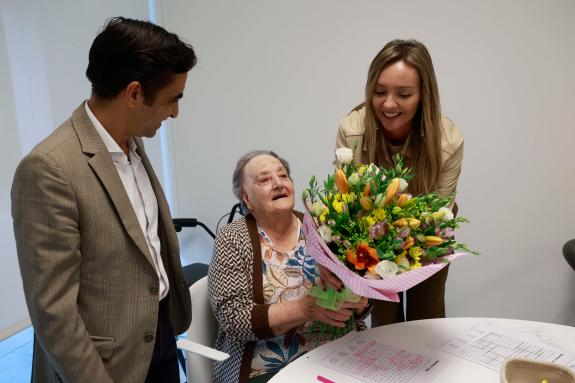 Imagen de la noticia:Fabiola García recibe a los primeros usuarios de la nueva residencia pública autonómica de Ferrol