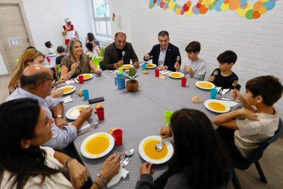 Imagen de la noticia:Román Rodríguez destaca la creación del comedor del Colegio de Viñas como una muestra del compromiso del Ayuntamiento de Poi...