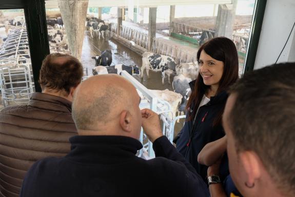 Imagen de la noticia:María José Gómez reafirma la apuesta de la Xunta por la sostenibilidad económica y ambiental del sector lácteo mediante la i...