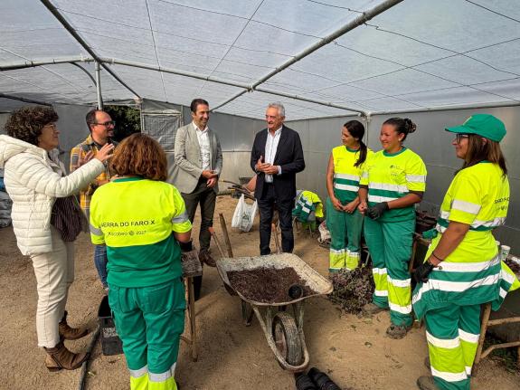 Imaxe da nova:Villares visita o alumnado do obradoiro dual de emprego que comparten Chantada, Carballedo e Taboada