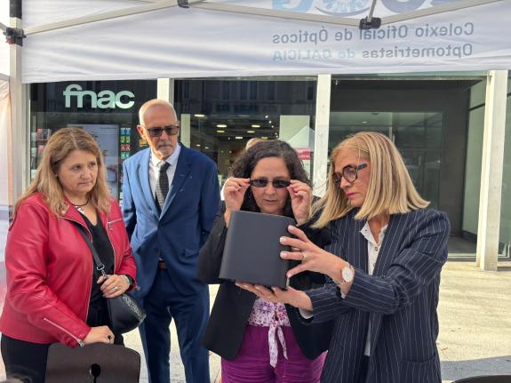 Imagen de la noticia:Belén do Campo se acercó a la carpa instalada con motivo del Día Mundial de la Visión y compartió la jornada con los represe...