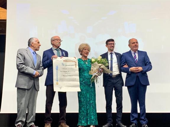 Imagen de la noticia:La Xunta traslada su enhorabuena al Chef Rivera y a Pierrette Armero por recibir la Medalla de Ouro de la Fundación Amigos d...