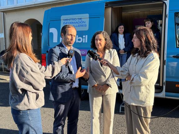 Imagen de la noticia:Belén do Campo conoce en Lousame el funcionamiento y los recursos que ofrece el CIM móvil a las mujeres del rural