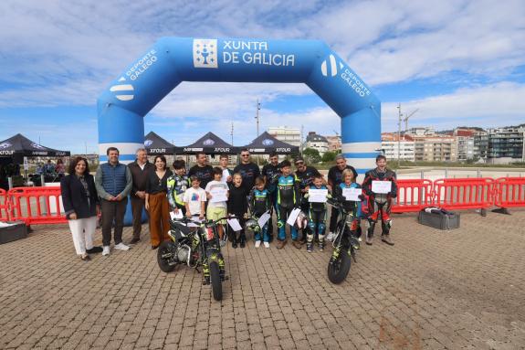 Imagen de la noticia:Lorenzana visita en Sanxenxo a los niños y niñas participantes en el programa ‘Xogade coas motos’