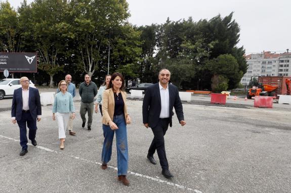 Imagen de la noticia:Allegue supervisa los trabajos en ejecución de mejora del estacionamiento público en el entorno del puente de A Barca, en el...