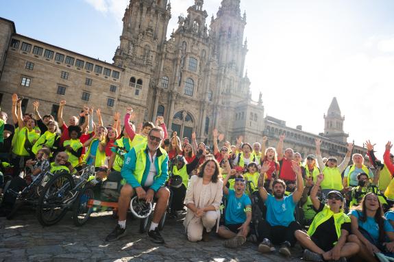 Imagen de la noticia:La Xunta da la bienvenida a un grupo de peregrinos con discapacidad que hicieron el Camino de Santiago en bicicletas adaptad...