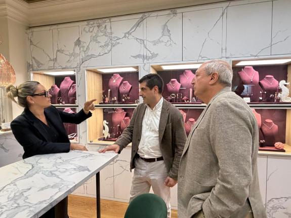 Imagen de la noticia:La Xunta destaca la labor de la Federación galega de asociacións e gremios de xoieiros, reloxeiros e prateiros a favor del c...