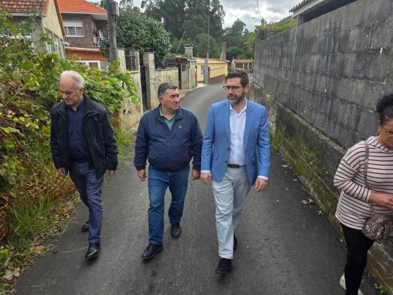Imagen de la noticia:El delegado visita el resultado de las obras de mejora de los caminos de Currás a Cubelo, en Portas